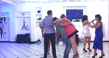 sex vú to Busty đĩ thích nó. Cô làm sạch mông của mình với phim sex vú to một vòi nước.